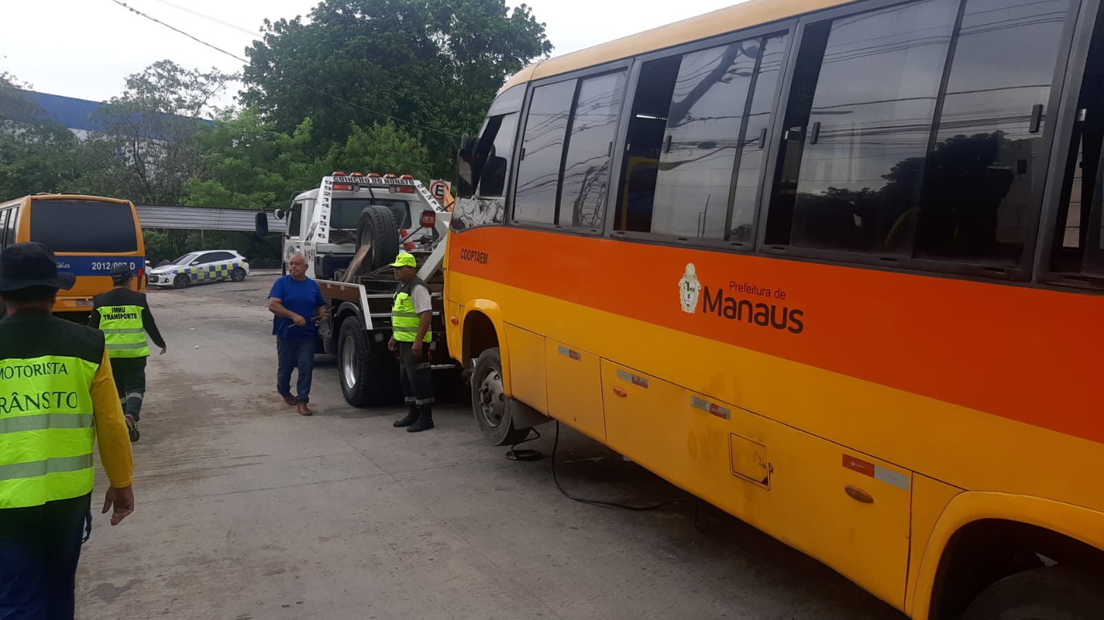 Prefeitura apreende micro-ônibus com CNH falsa e pneu rasgado durante operação no Distrito Industrial