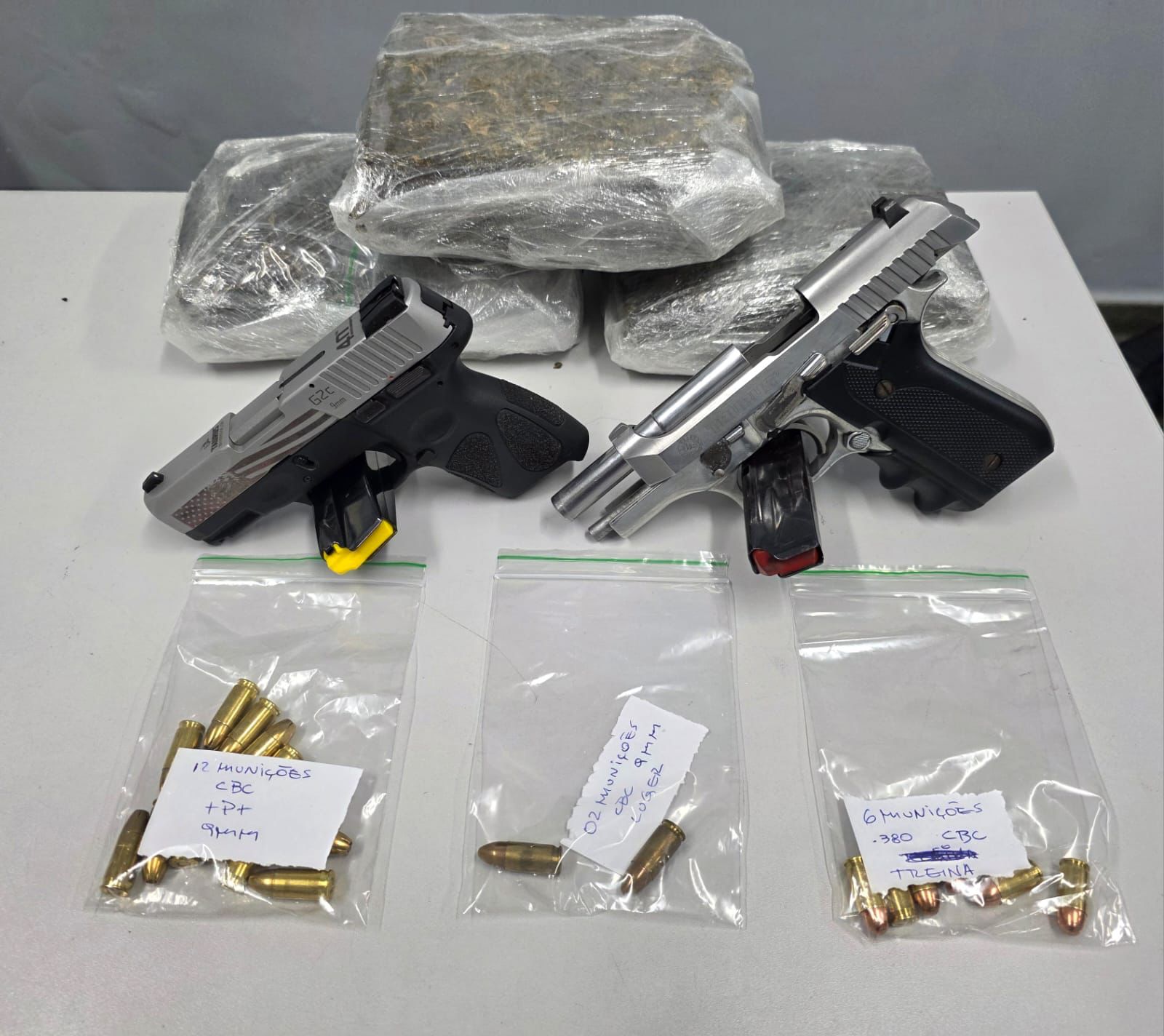Pistoleiro de facção criminosa foi capturado com pistolas e entorpecentes ao sair de casa no Parque Dez