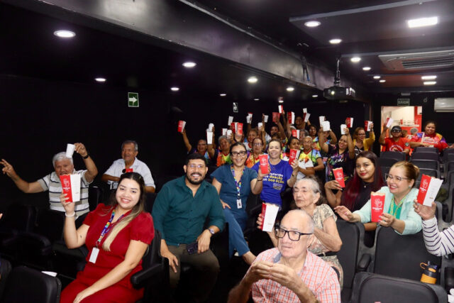 Prefeitura de Manaus proporciona tarde de cinema itinerante para idosos da Fundação Dr. Thomas