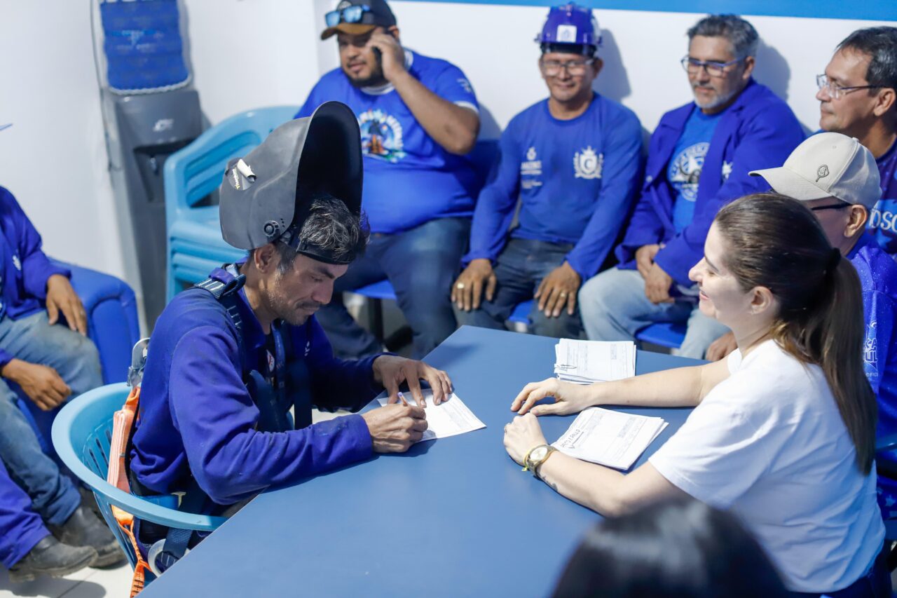 Boi Caprichoso realiza pagamento de artistas e colaboradores do galpão