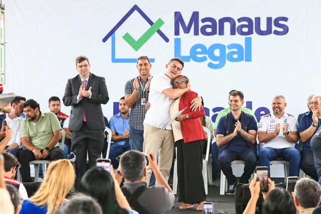 Prefeito David Almeida entrega 1.150 registros definitivos na comunidade Rio Piorini e reforça compromisso com a habitação em Manaus