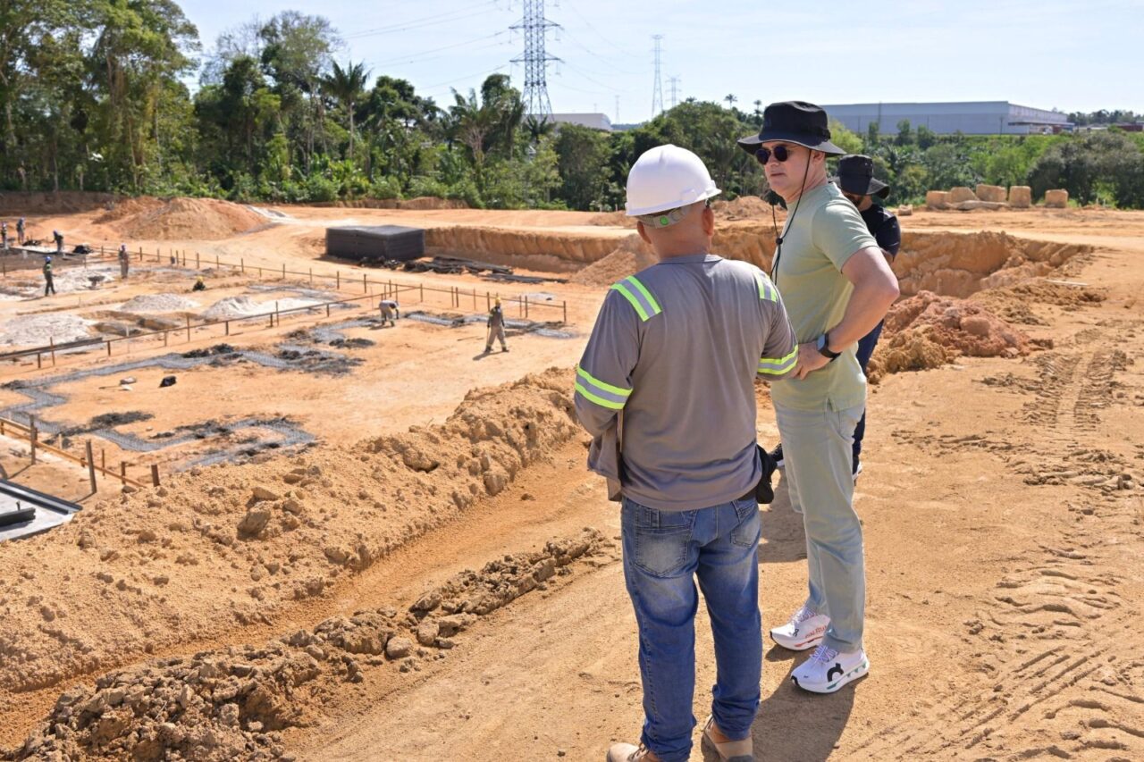 Prefeito David Almeida vistoria avanço das obras de novo habitacional com 576 apartamentos na zona Oeste de Manaus