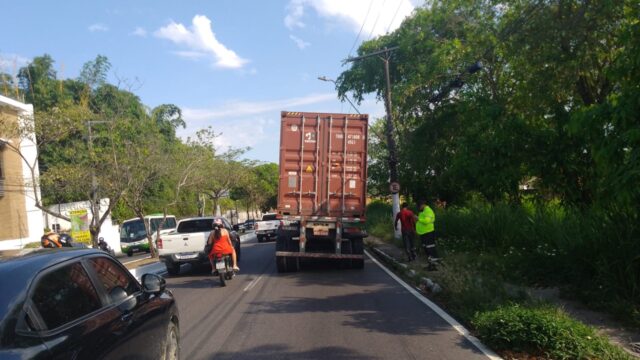 Prefeitura apreende carreta com risco de acidente grave na Ephigênio Salles