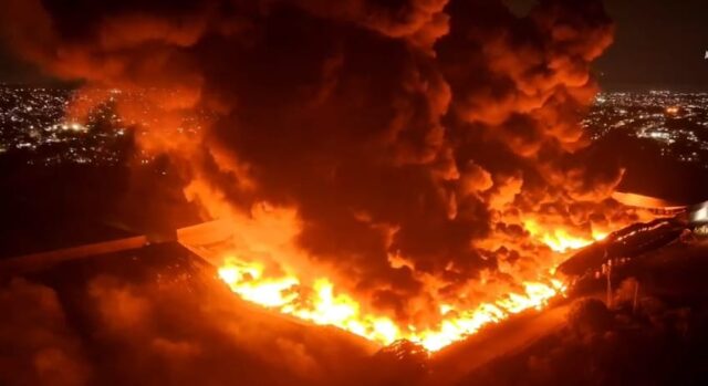 Incêndio na fábrica da Effa Motors segue ativo e mobiliza mais de 90 bombeiros em Manaus