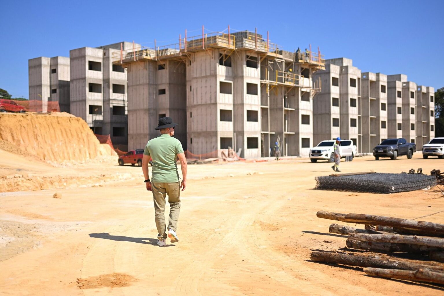 Prefeito David Almeida fiscaliza construção de conjunto habitacional com 576 moradias na avenida do Turismo