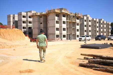 Prefeito David Almeida fiscaliza construção de conjunto habitacional com 576 moradias na avenida do Turismo