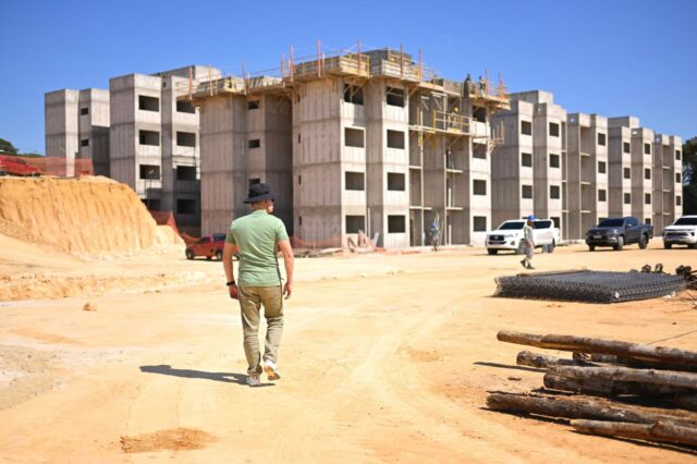 Prefeito David Almeida fiscaliza construção de conjunto habitacional com 576 moradias na avenida do Turismo