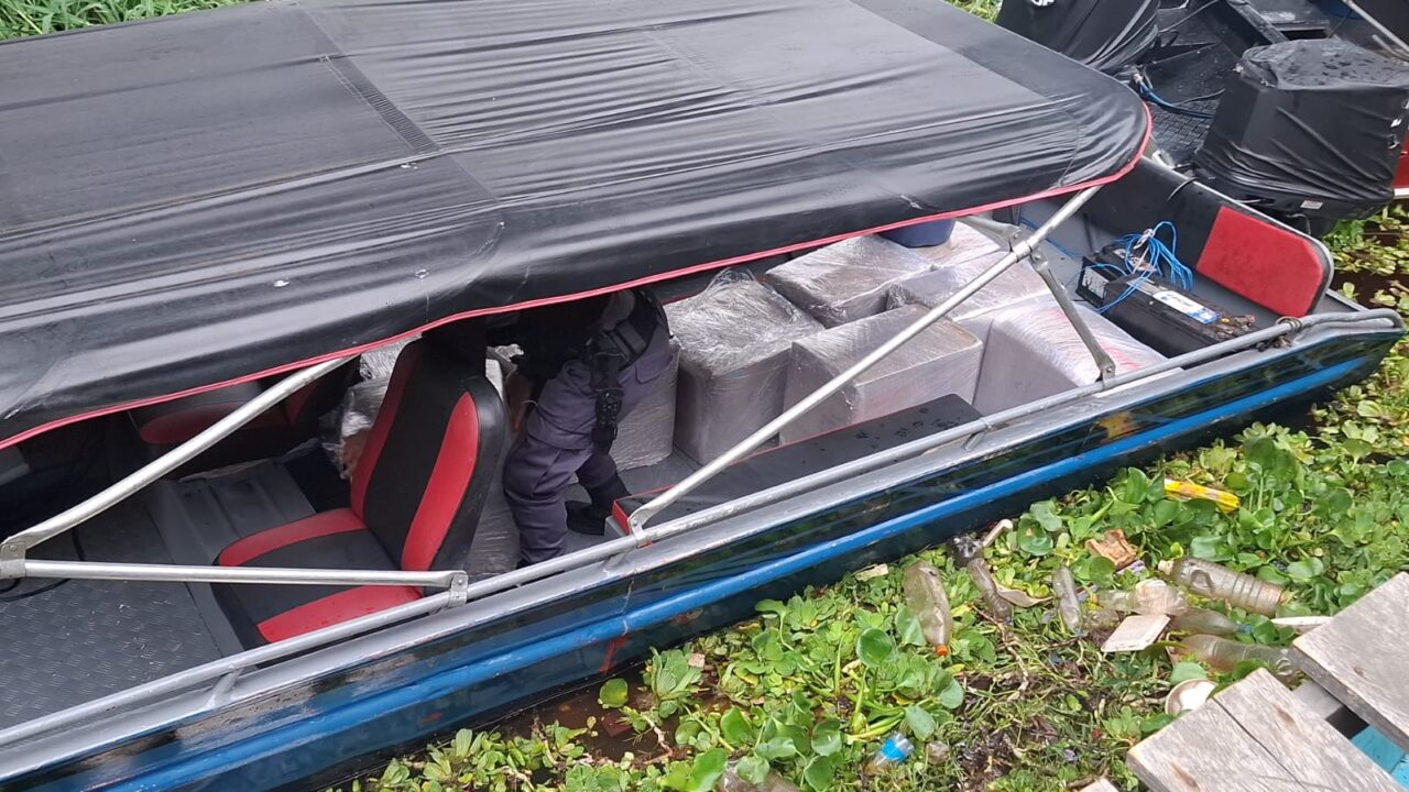 Polícia Militar apreende seis fuzis, meia tonelada de skunk e lanchas no bairro Educandos, em Manaus