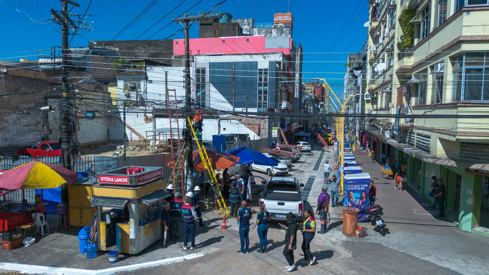 Prefeitura realiza nova operação de retirada de cabos e fios em desuso na rua Marcílio Dias