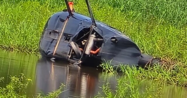 Helicóptero usado no tráfico é encontrado submerso em lago no interior do Amazonas