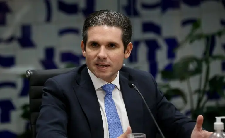 Hugo Motta ameaça suspender por seis meses deputados bolsonaristas que bloquearem sessões na Câmara