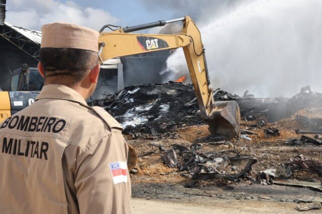 Após dois dias de combate, Bombeiros extinguem incêndio em fábricas no Distrito Industrial 2