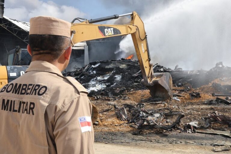 Após dois dias de combate, Bombeiros extinguem incêndio em fábricas no Distrito Industrial 2