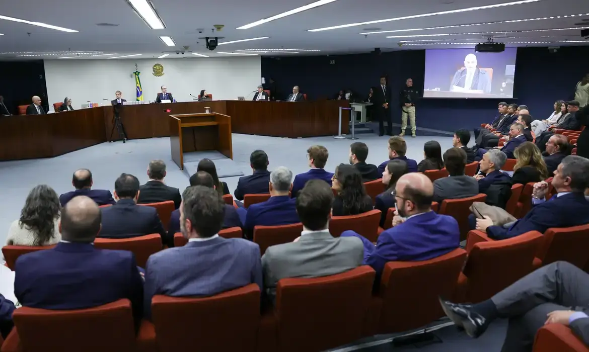 Julgamento de Bolsonaro reacende debate sobre democracia, uso político das instituições e limites da liberdade de expressão