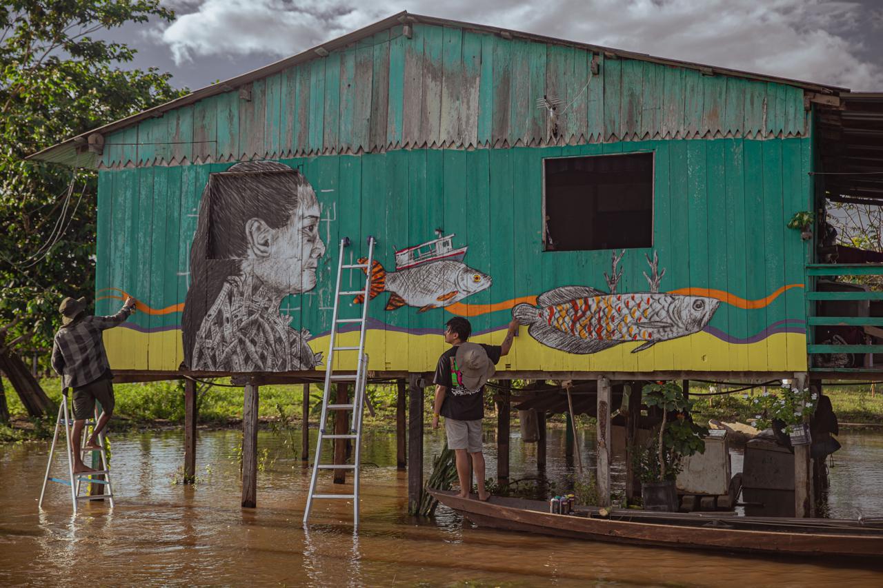 Curumiz levam cores e identidade amazônica para comunidades ribeirinhas de Parintins