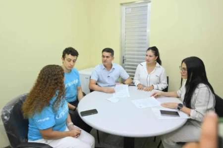 Prefeito David Almeida renova parceria com Unicef para fortalecer programa Unidade Amiga da Primeira Infância