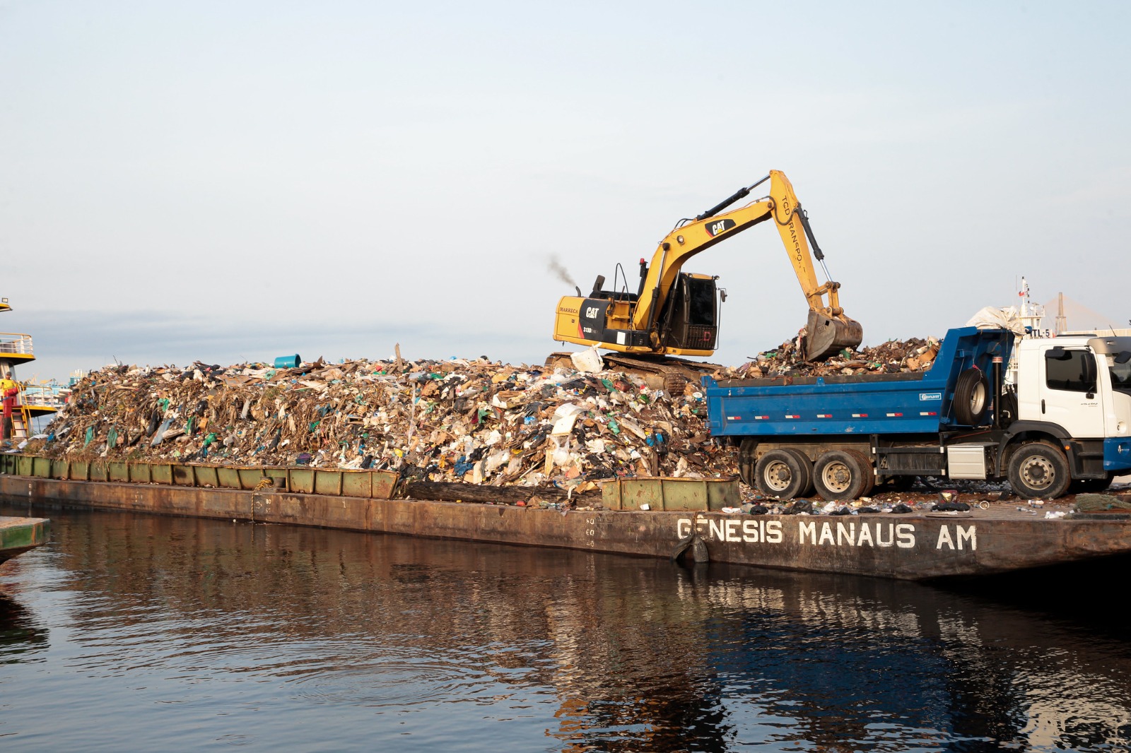 Prefeitura de Manaus retira mais de 2,4 mil toneladas de lixo dos rios e igarapés com a execução de sete transbordos