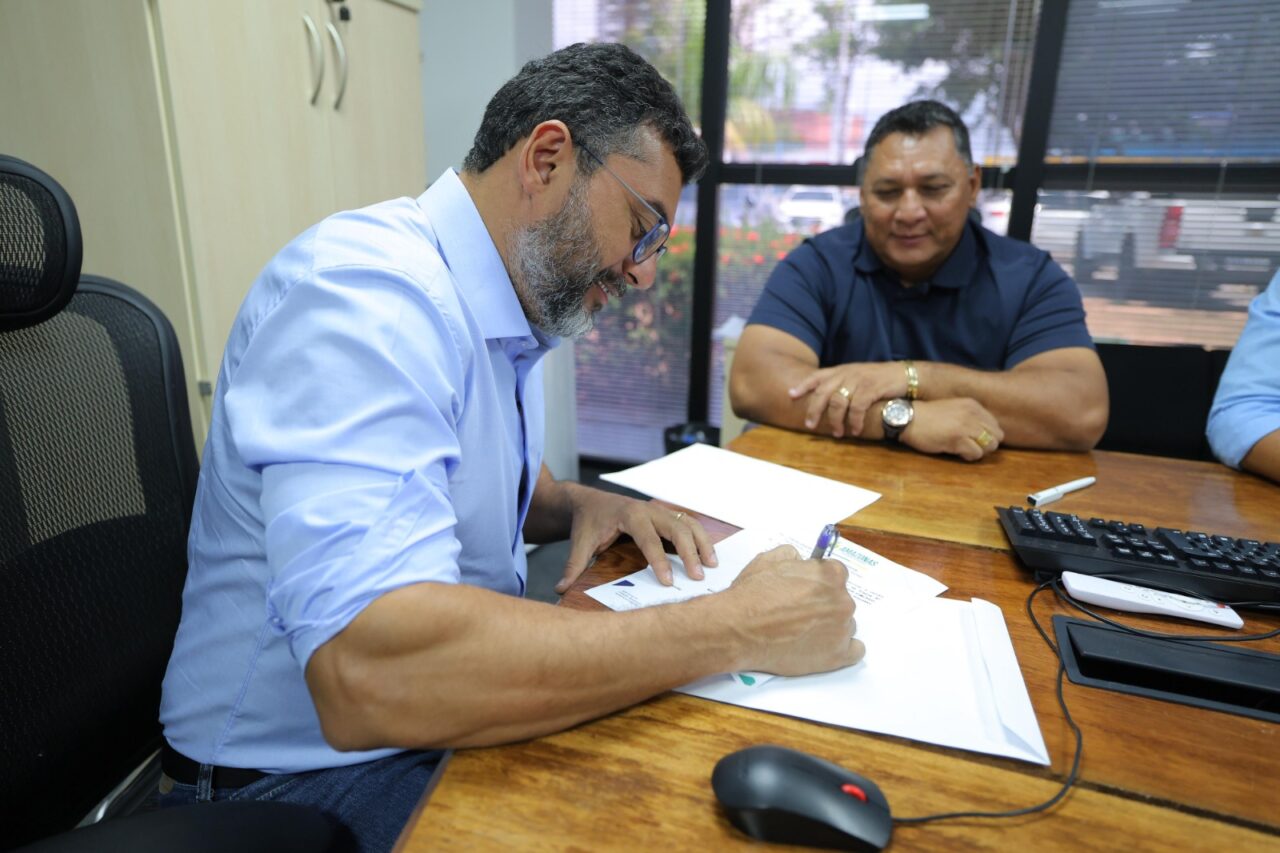 Governador Wilson Lima anuncia pavimentação da estrada de acesso ao porto de Fonte Boa e revitalização de estádio em Japurá
