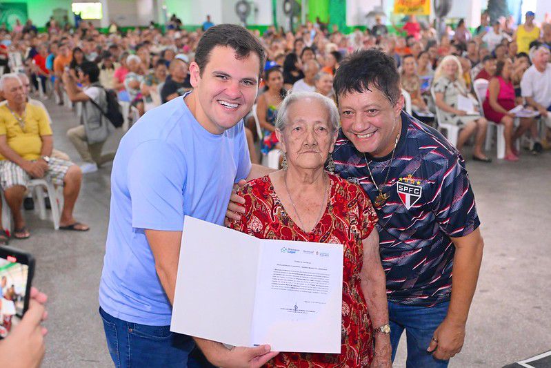 Prefeito David Almeida realiza entrega histórica no Morro da Liberdade e gestão ultrapassa marca de 12 mil registros de imóveis entregues