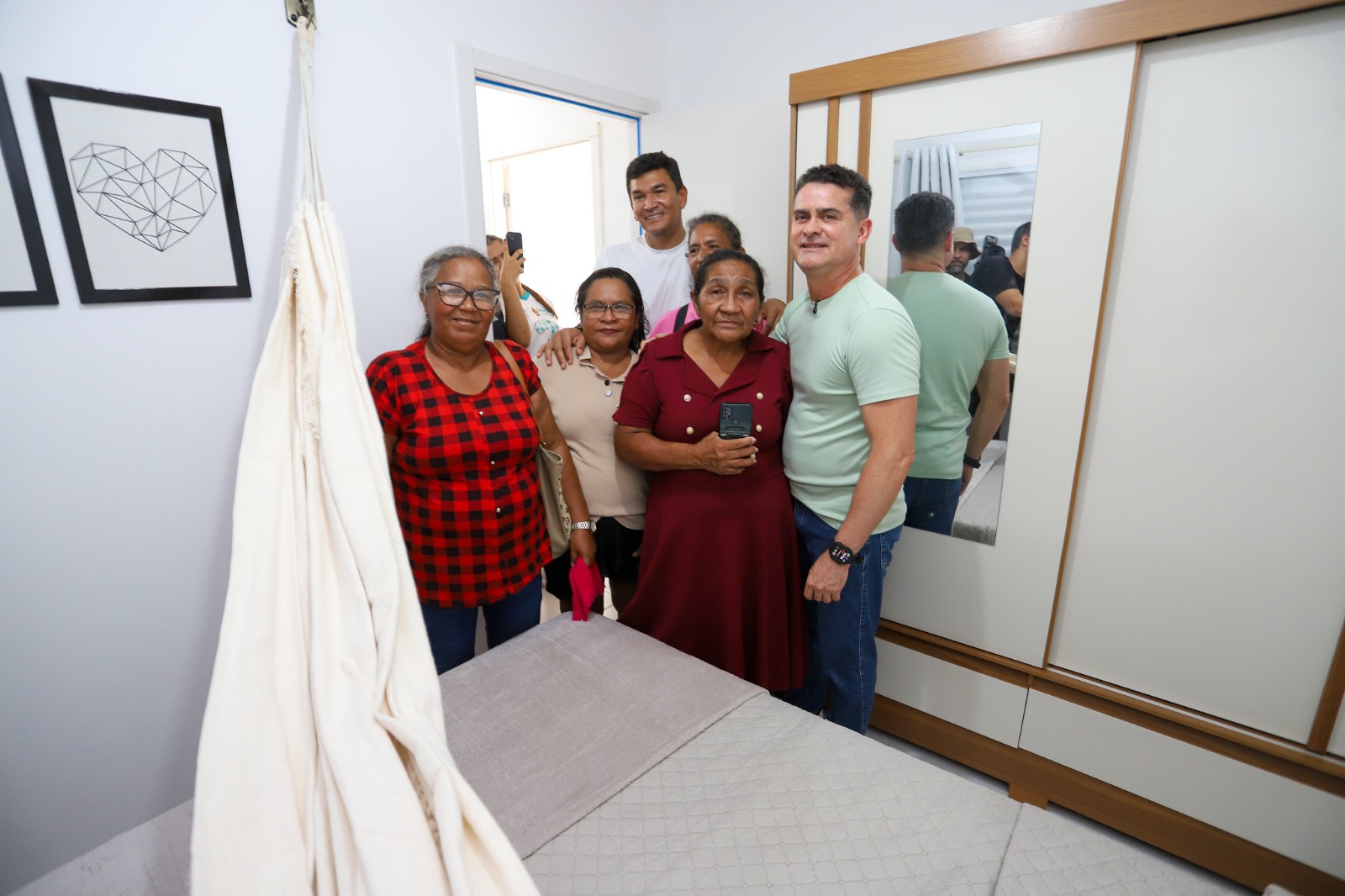 Prefeito David Almeida acompanha visita de famílias ao residencial Carlos Braga e anuncia entrega da primeira etapa em novembro