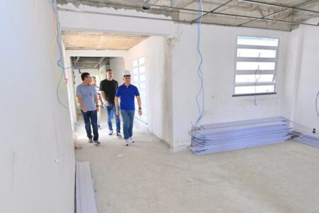Prefeito David Almeida vistoria obras de assistência social e saúde em Manaus