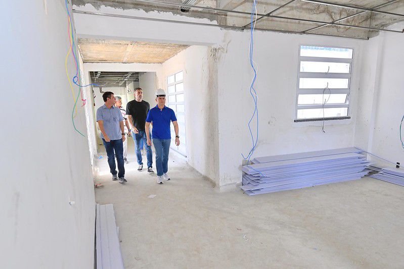 Prefeito David Almeida vistoria obras de assistência social e saúde em Manaus