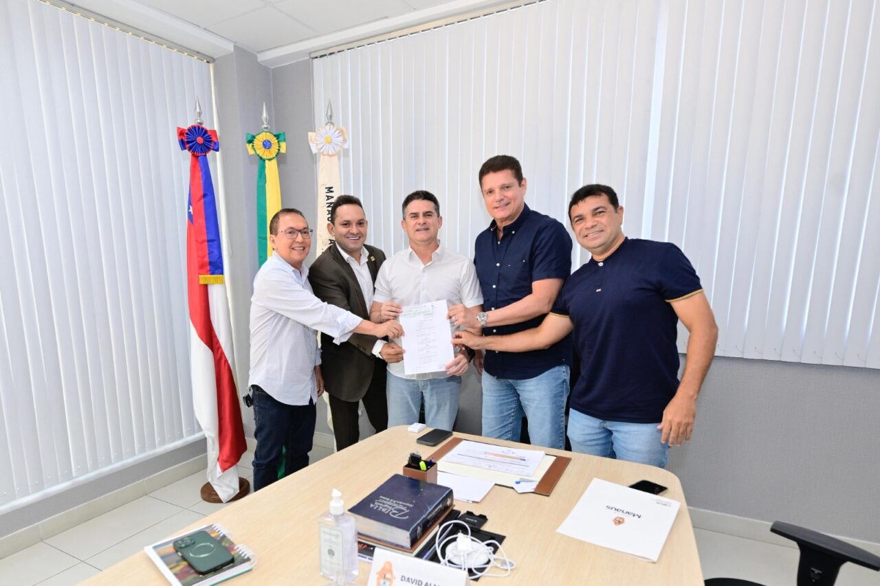 Prefeito David Almeida assina decreto que amplia autorizações de táxis em Manaus e beneficia mais de 6 mil motoristas auxiliares Prefeito David Almeida assina decreto que amplia autorizações de táxis em Manaus e beneficia mais de 6 mil motoristas auxiliares