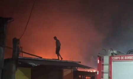 Incêndio destrói várias casas e mobiliza bombeiros na Rua Juiz de Fora, em Tefé