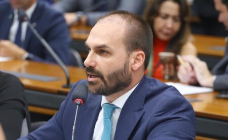 Eduardo Bolsonaro é oficializado líder da minoria na Câmara enquanto está nos EUA