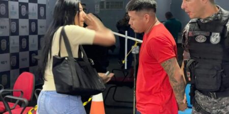 Suspeito de tráfico é preso em Manaus e leva tapa da namorada em delegacia