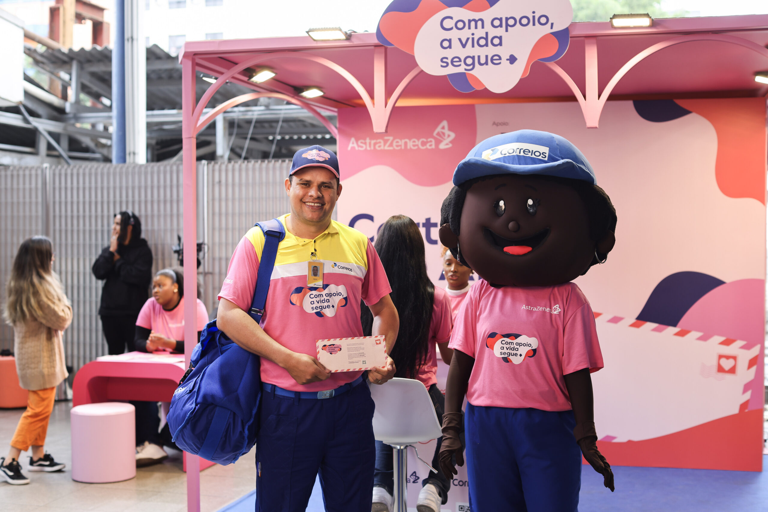 Pela primeira vez, Correios terá uniforme rosa em parceria inédita com a AstraZeneca na campanha de Outubro Rosa "Com Apoio, a Vida Segue"