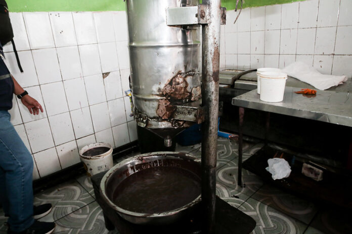 Visa Manaus apreende produtos e equipamentos enferrujados em ponto ilegal de açaí