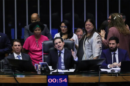 Câmara aprova licença menstrual de até 2 dias por mês para mulheres com sintomas graves; texto segue para o Senado