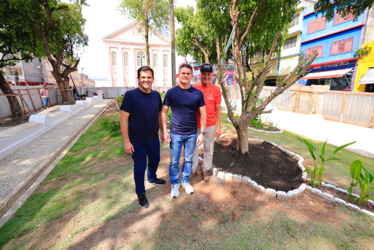 David Almeida planta oliveira simbólica e anuncia entrega da nova Praça dos Remédios no aniversário de Manaus