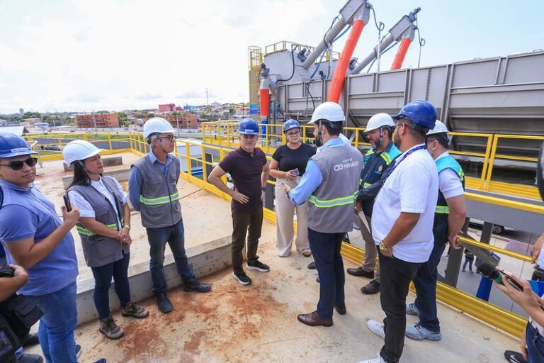 Prefeito David Almeida acompanha preparativos finais para início da operação da ETE Raiz, uma das maiores do Norte do país