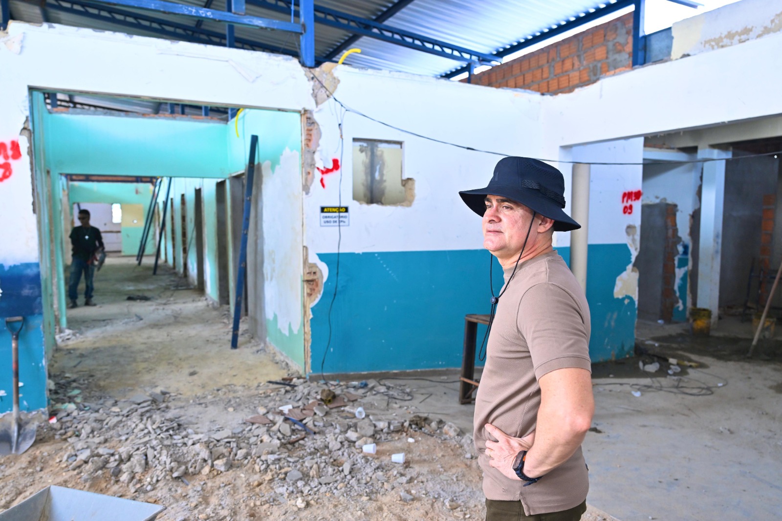 Prefeito David Almeida vistoria obras de reforma e ampliação da policlínica Djalma Batista, na Compensa