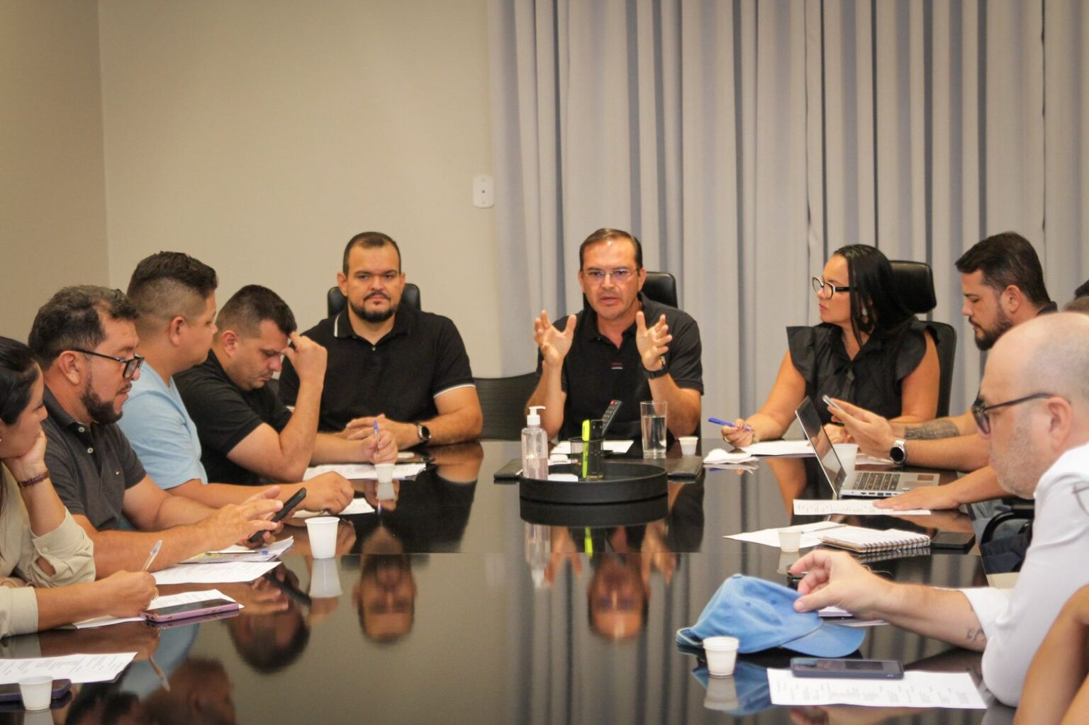 Prefeito Mateus Assayag reúne secretariado para definir estrutura da Festa de Aniversário de Parintins