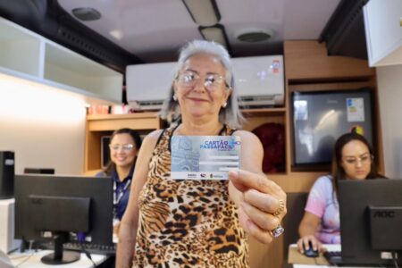 Com emissão de mais de 26 mil cartões, 'PassaFácil+' facilita deslocamento de idosos