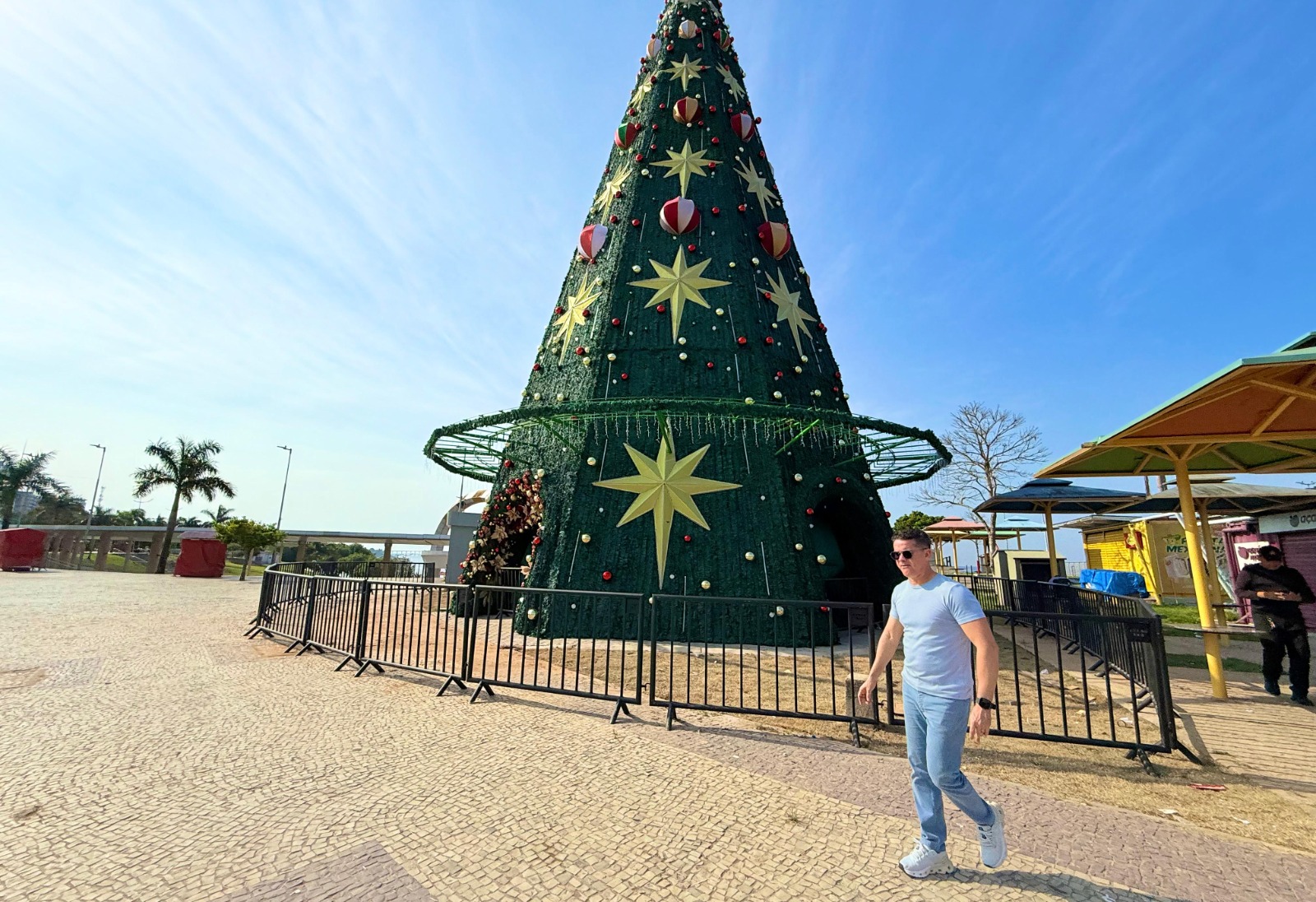 Prefeito David Almeida transforma Ponta Negra em cenário natalino com atrações digitais e pista de gelo