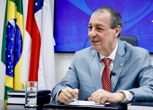 Omar Aziz lidera corrida pelo Governo do Amazonas, aponta pesquisa Direto ao Ponto