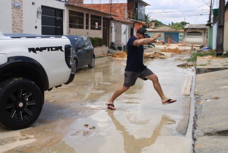 Moradores enfrentam riscos para passar por obra da Águas de Manaus