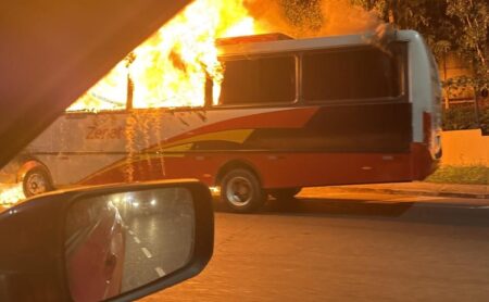 Micro-ônibus é destruído por incêndio na avenida Rodrigo Otávio, em Manaus Micro-ônibus é destruído por incêndio na avenida Rodrigo Otávio, em Manaus