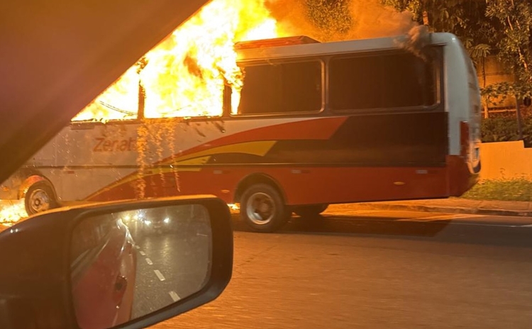 Micro-ônibus é destruído por incêndio na avenida Rodrigo Otávio, em Manaus