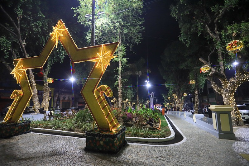 Prefeitura de Manaus entrega decoração de Natal na praça dos Remédios com Cantata Natalina