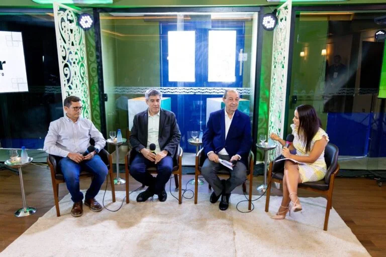 Omar Aziz destaca segurança jurídica e defende desenvolvimento do interior durante debate sobre Reforma Tributária em Manaus Omar Aziz destaca segurança jurídica e defende desenvolvimento do interior durante debate sobre Reforma Tributária em Manaus