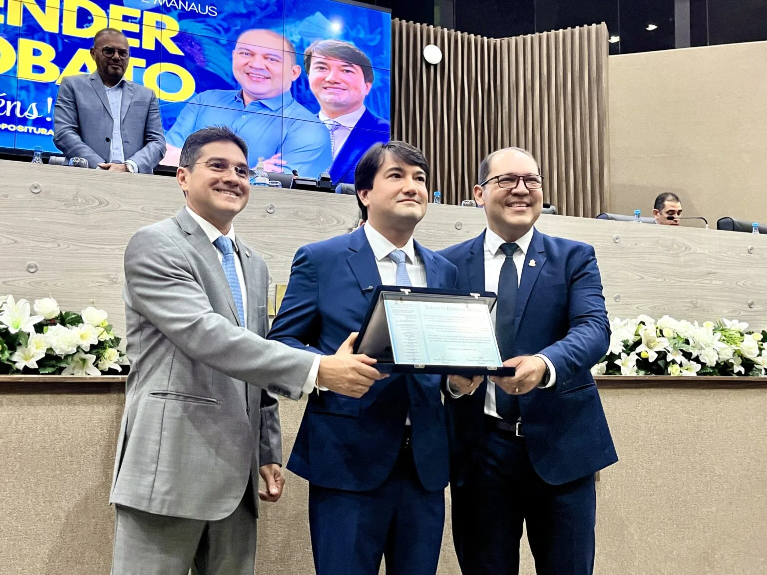 Rosivaldo Cordovil entrega título de Cidadão Manauara a Jender Lobato em cerimônia na CMM Rosivaldo Cordovil entrega título de Cidadão Manauara a Jender Lobato em cerimônia na CMM