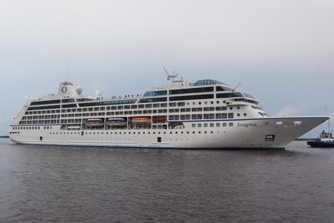 Temporada de Cruzeiros: Navio Insignia atraca no Porto de Manaus com mais de 980 turistas