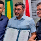 Wilson Lima e prefeito Emerson Mello firmam convênio para asfaltar 14 ruas no bairro Novo Vencedor, em Beruri