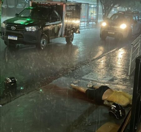 Homem é executado a tiros em frente a tabacaria na Avenida Pedro Teixeira, em Manaus Homem é executado a tiros em frente a tabacaria na Avenida Pedro Teixeira, em Manaus