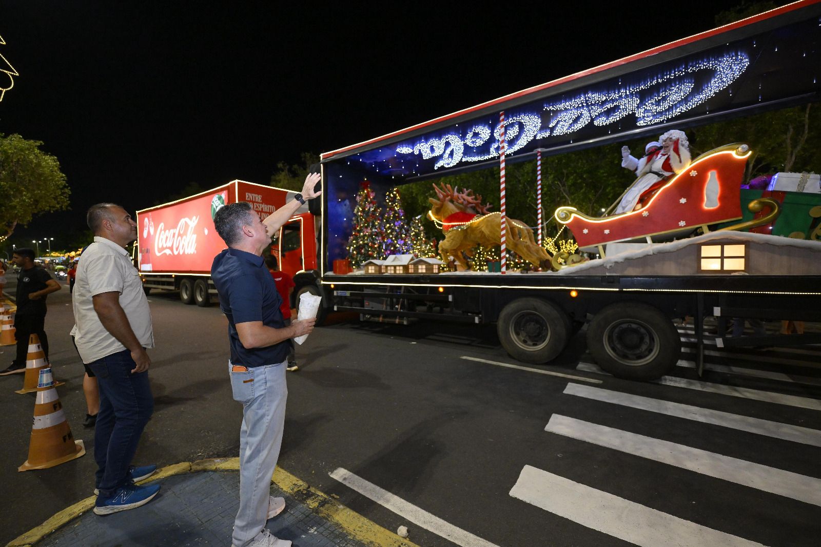 David Almeida acompanha caravana natalina que lota a Ponta Negra em Manaus